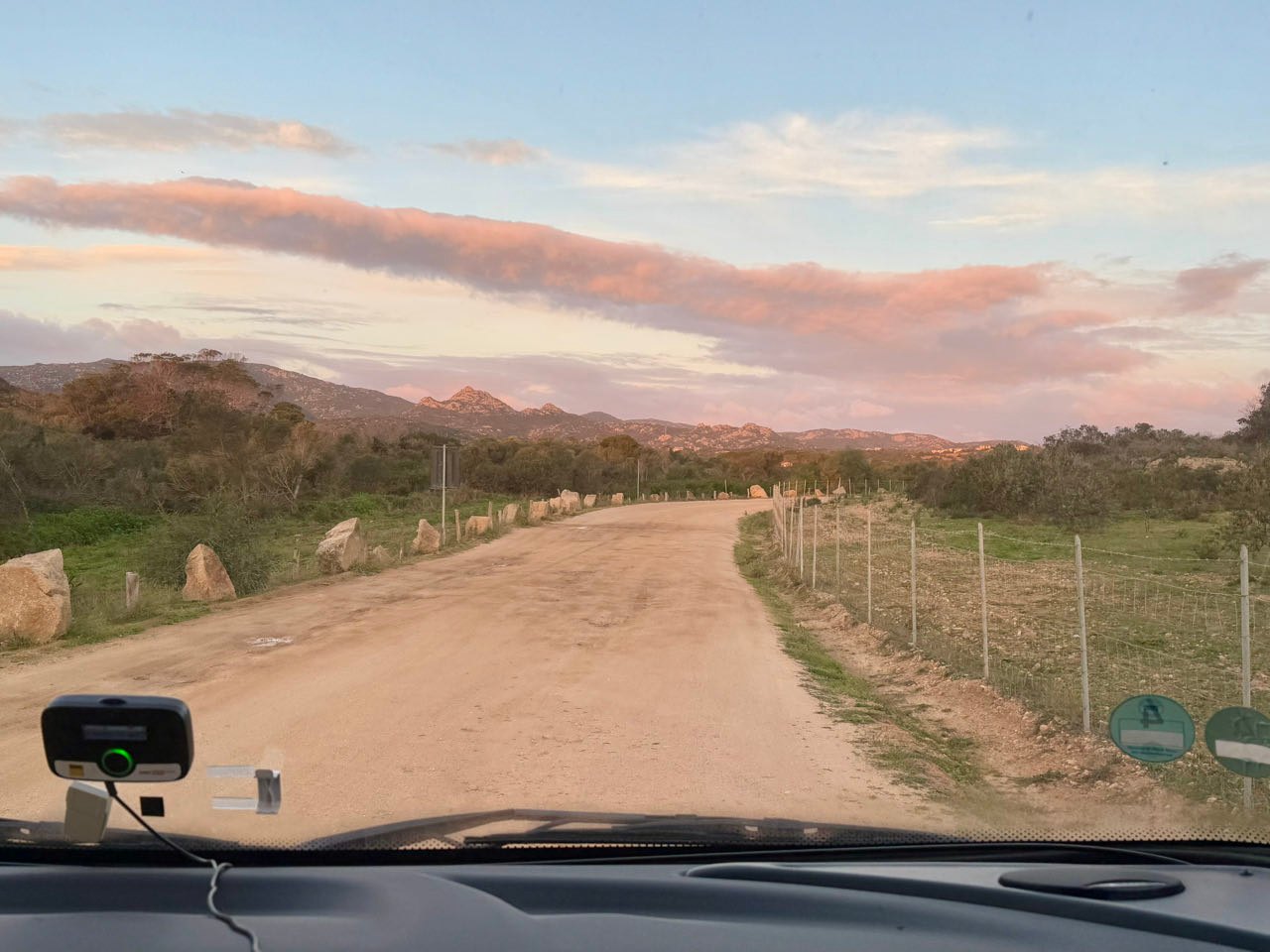 Schöne Anfahrt zum Strand - alles verlassen