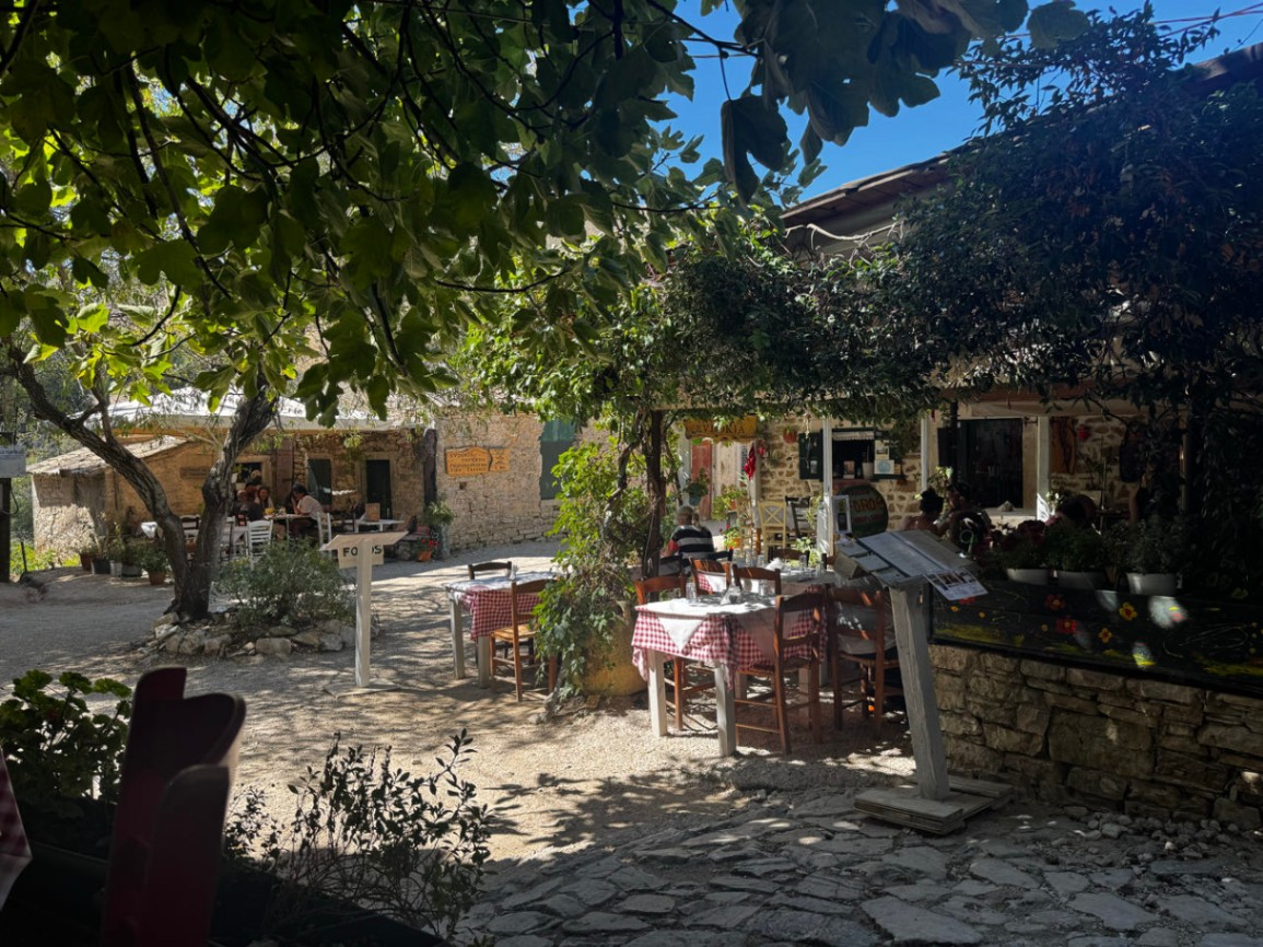 Kleine Taverenen in Old Perithia