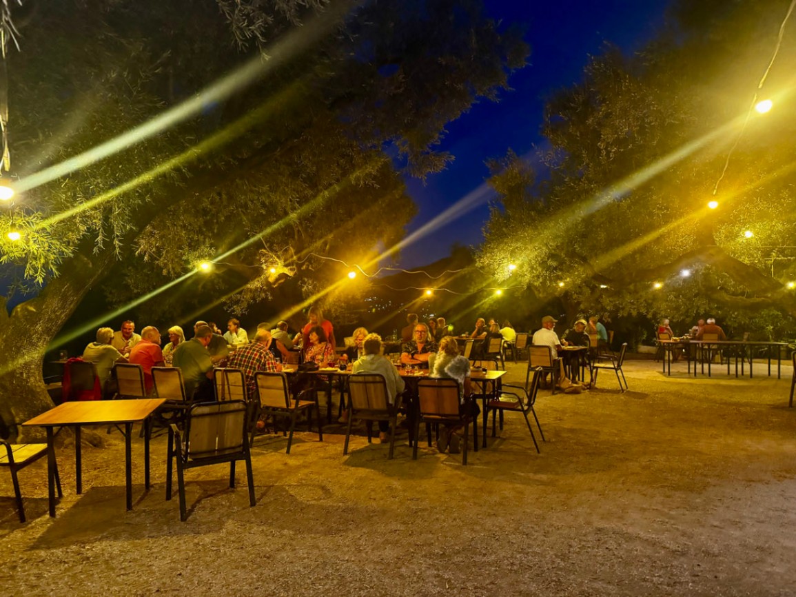 geselliger Abend am Campingplatz