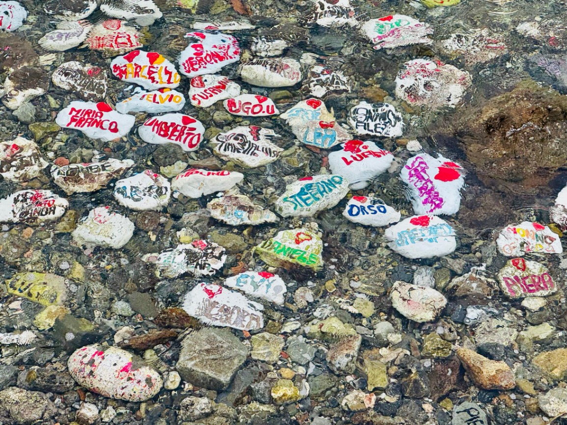 Livorno - bemalte Steine im Wasser