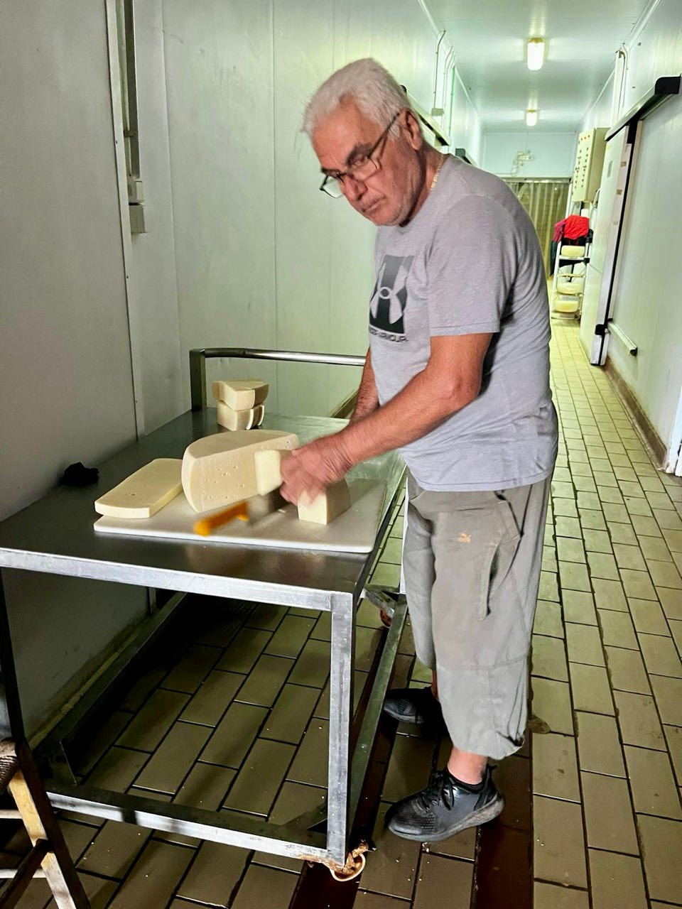 Käserei auf dem Weg nach Giri