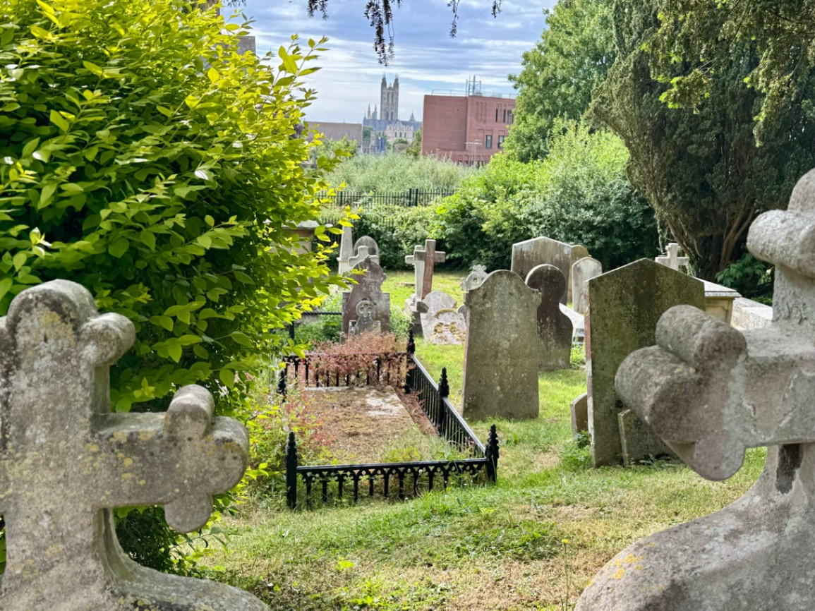 Mystischer alter Friedhof mit Blick auf Kathedrale