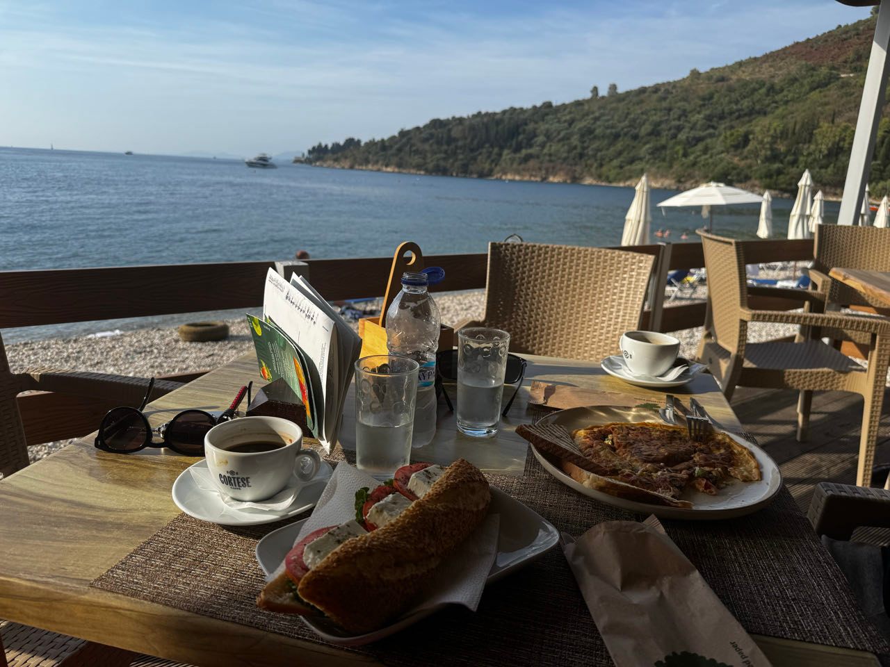 Frühstück in der kleine Bar