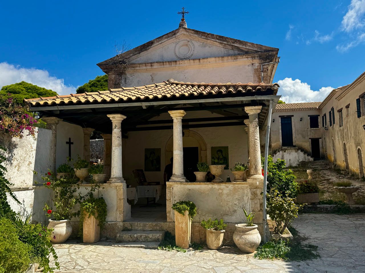 Ein kleines Kloster am Weg