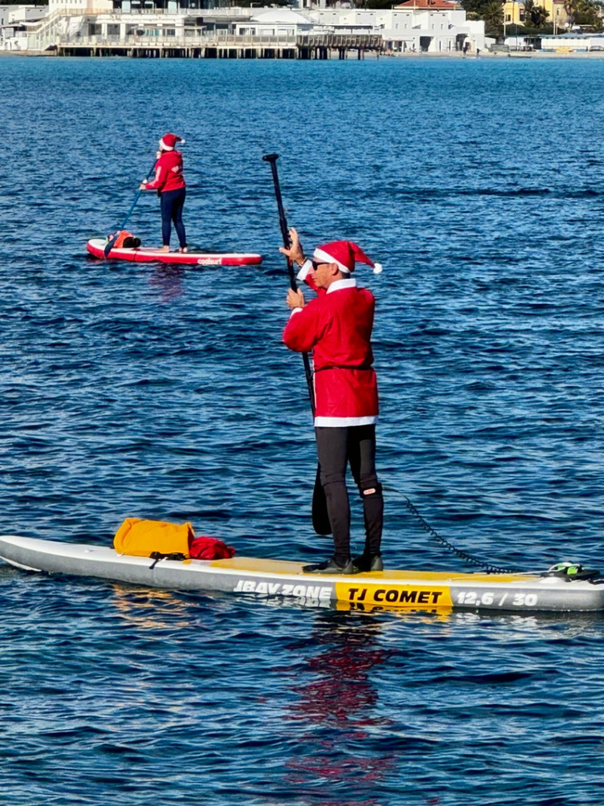 Weihnachtsmänner auf dem Wasser