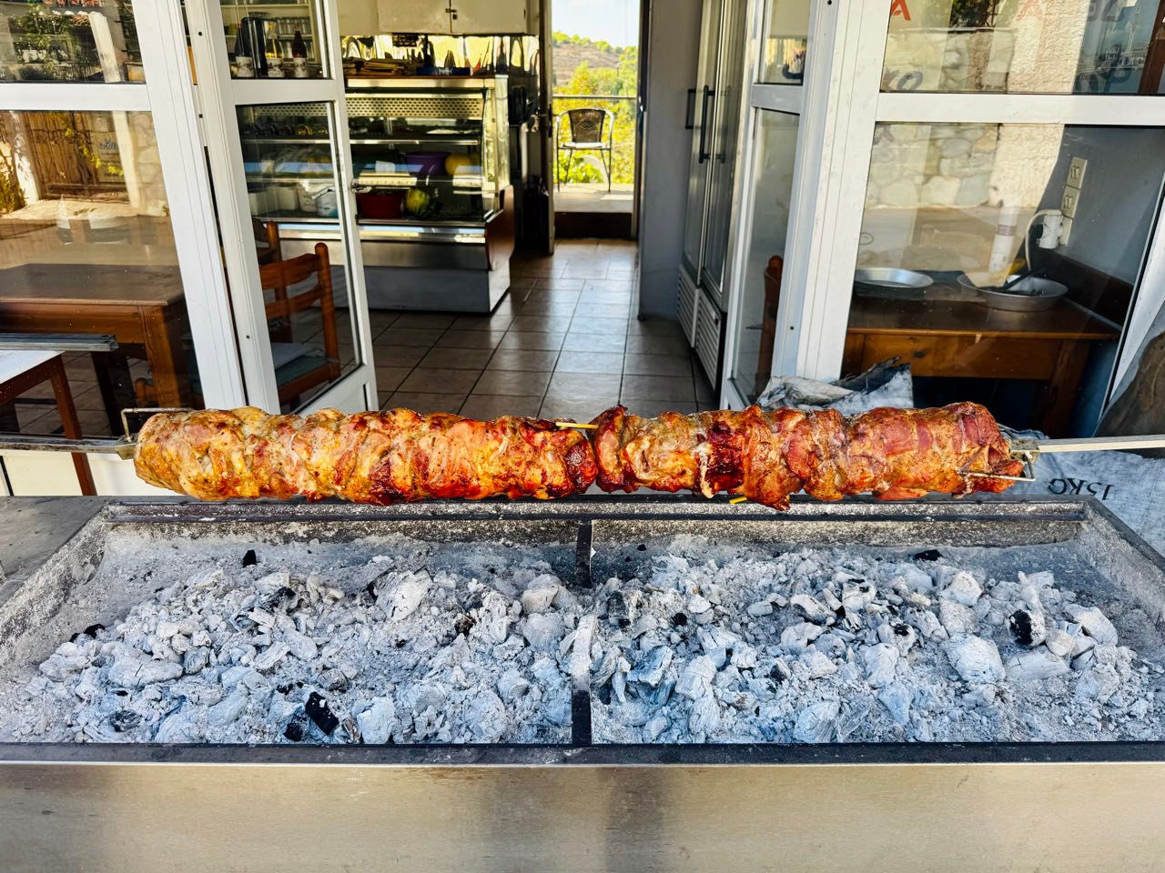 Grillspieß an der Straße in Volimes