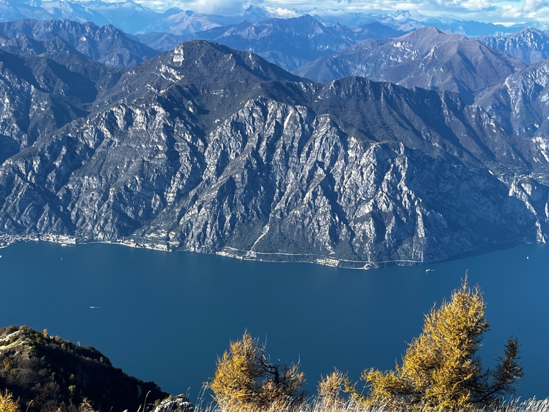 Blick von oben auf den Gardasee