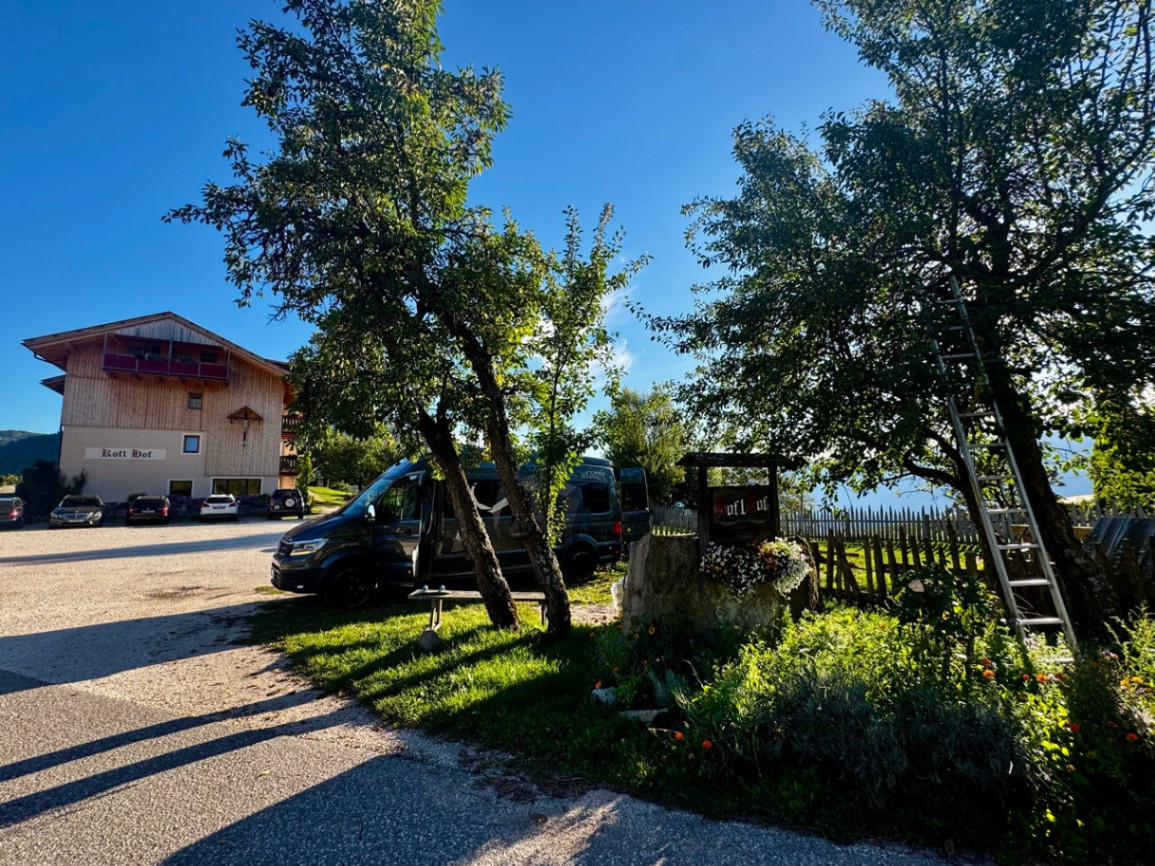 unser Stellplatz direkt bei den Eseln