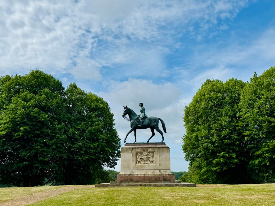 Queen Elisabeth zu Pferd