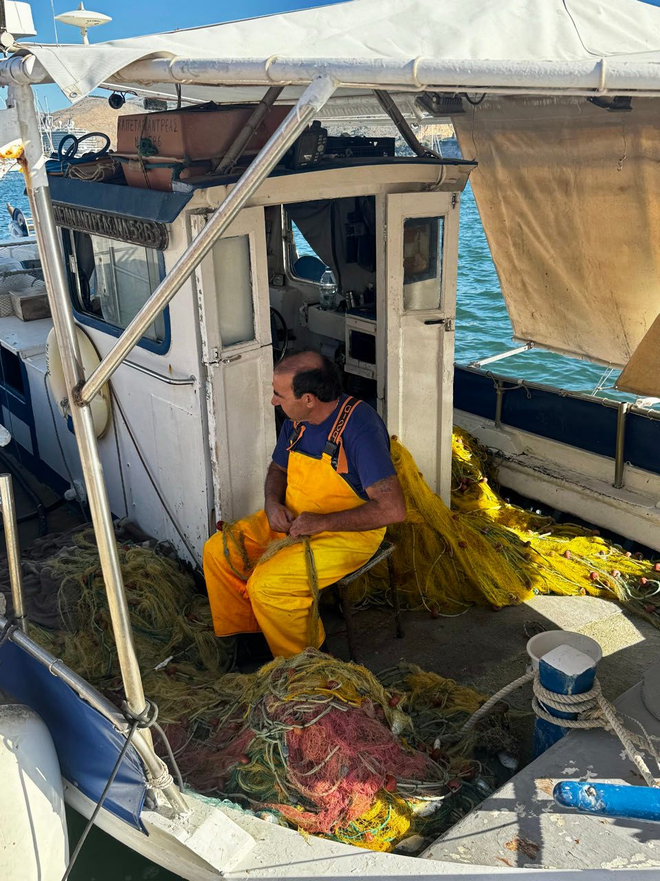Fischer werfen Abfälle rein