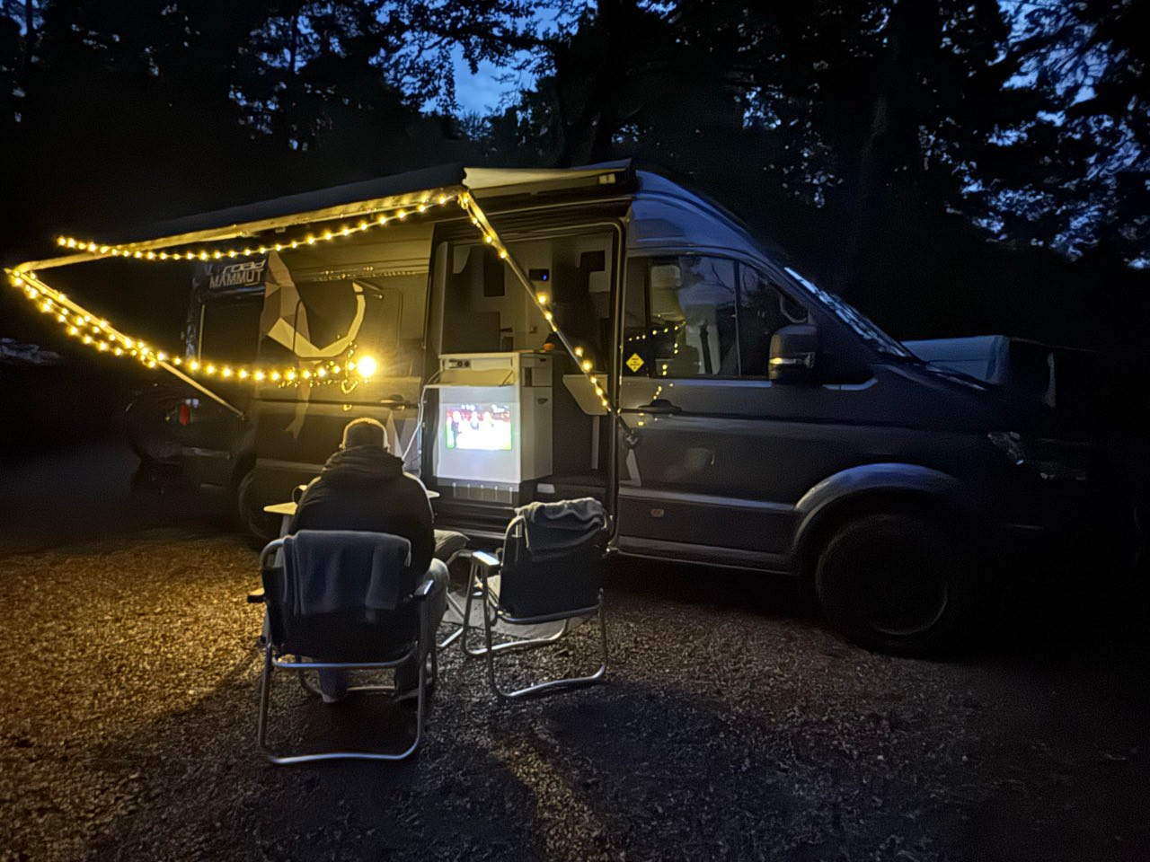 Abend am Camper mit Beamer und Fussball
