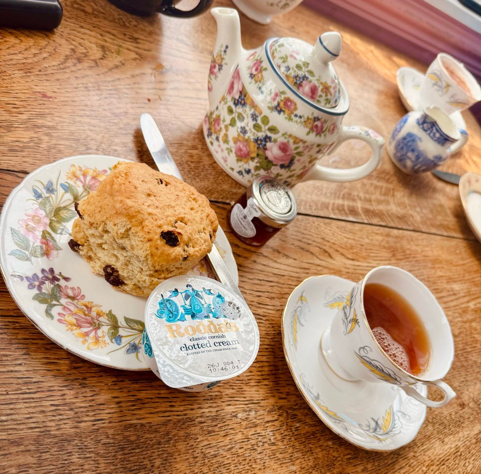 Scons, Cotten, Jam und Tea