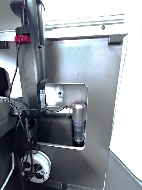 Staubsauger unterm Tisch